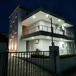 Angelina Villa *