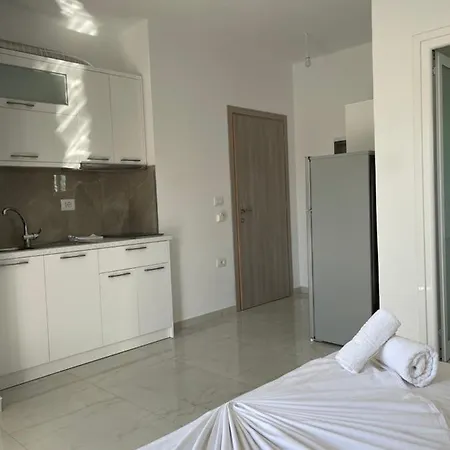 Angelina Villa *