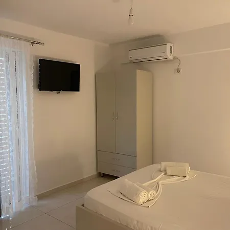 Angelina Villa *