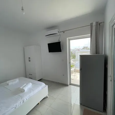 Angelina Villa *