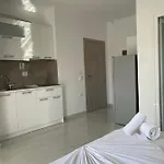 Angelina Villa *