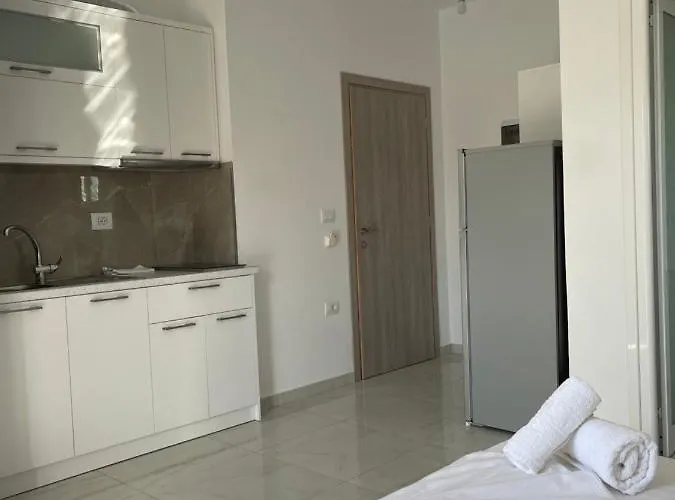 Angelina Villa *