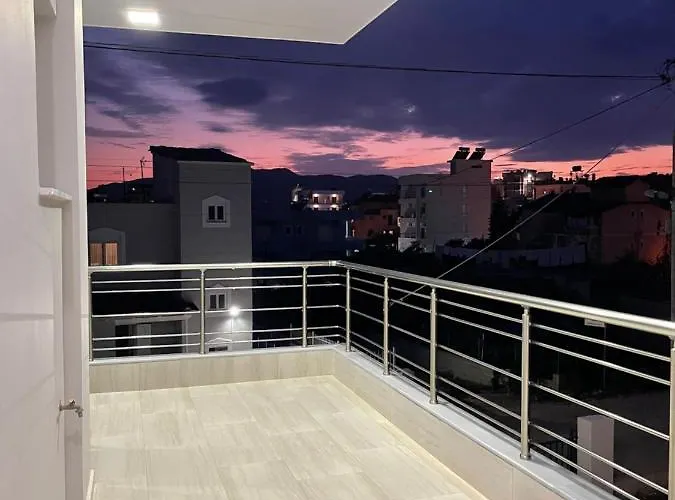 Angelina Villa *