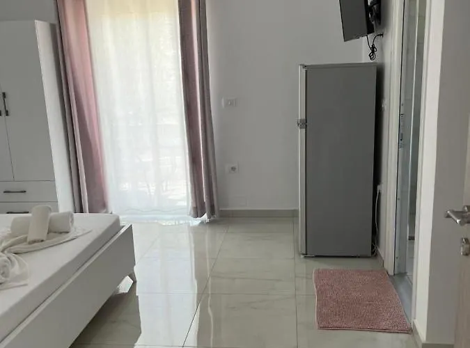 Angelina Villa *