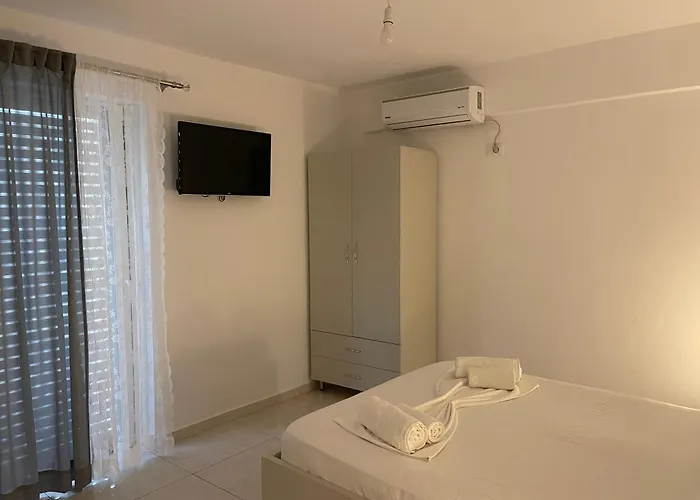 Angelina Villa *